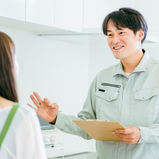 水道修理の説明をする人①