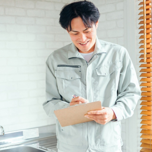 水道修理の説明をする人③
