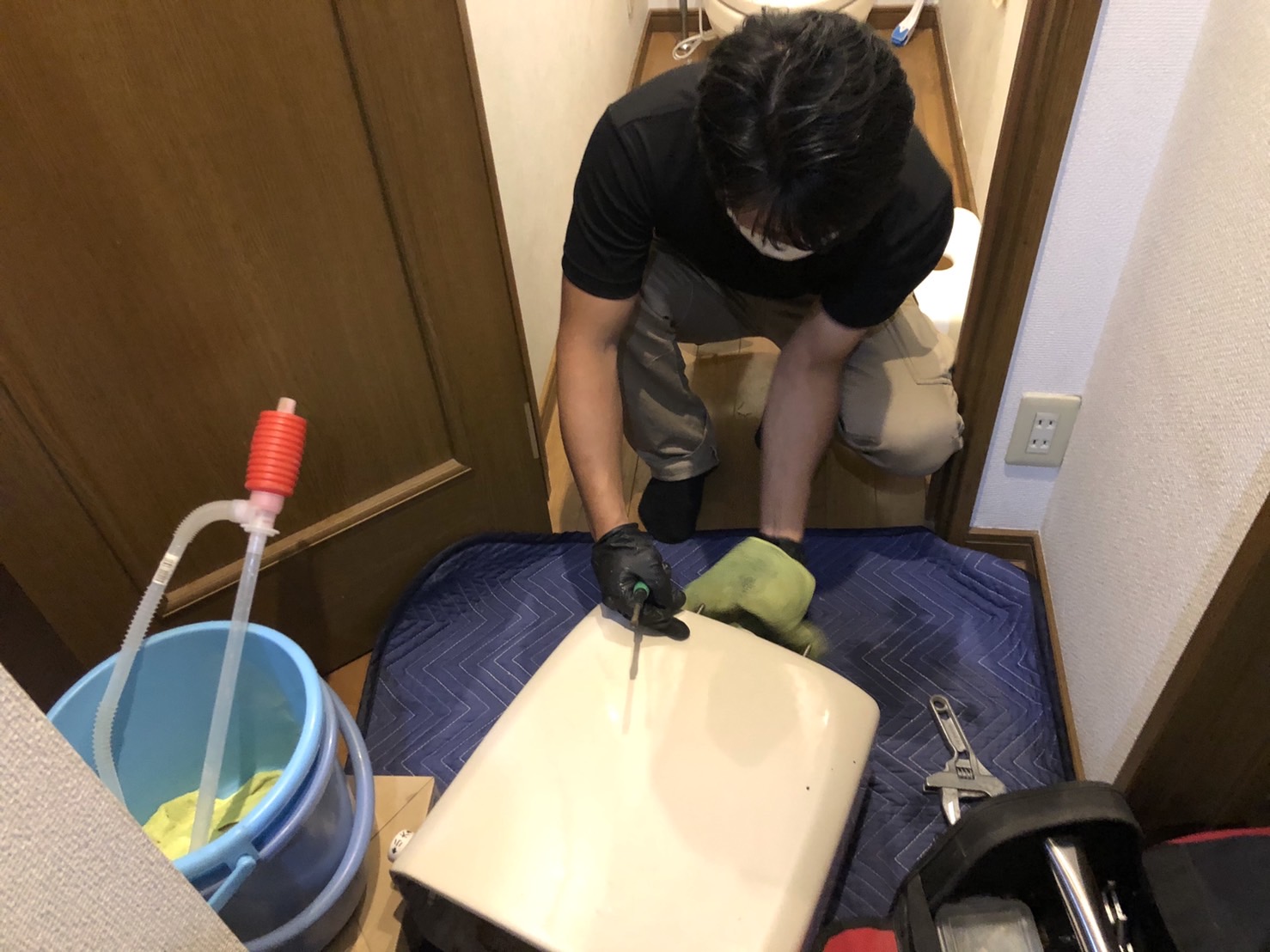 トイレタンクを外して、原因部品の交換中