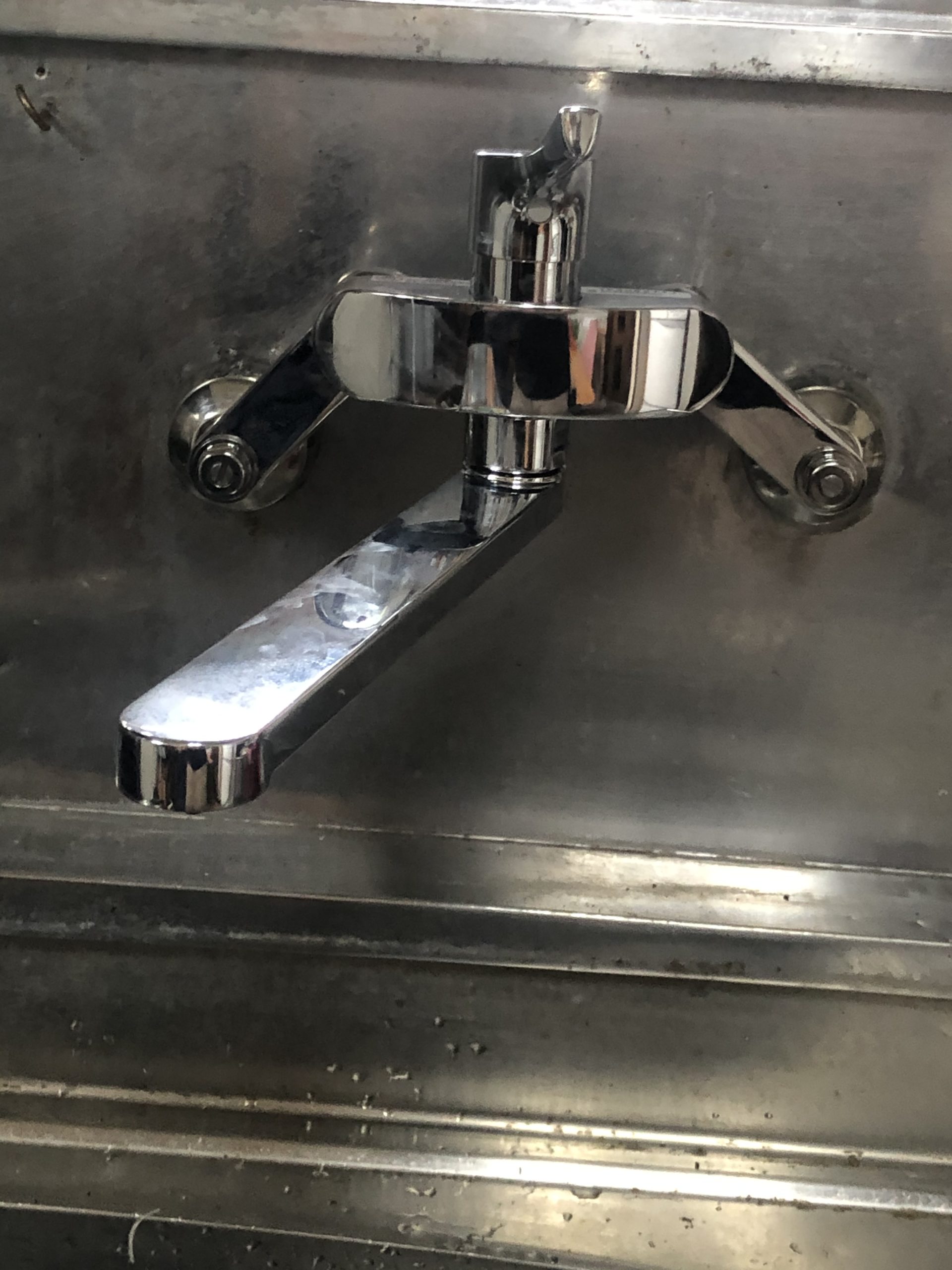 交換後の台所壁付きレバー蛇口