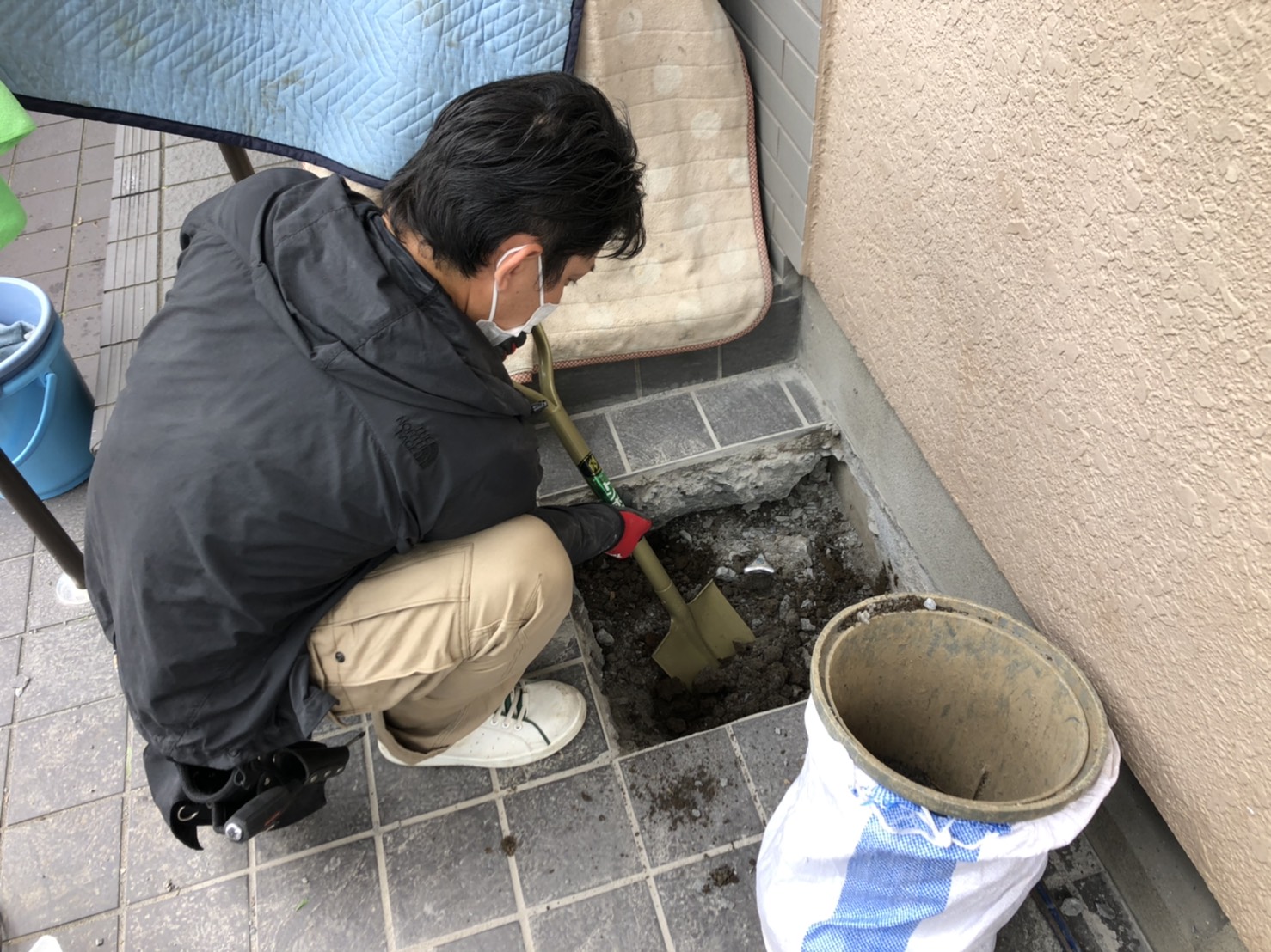 はつり後の掘削中