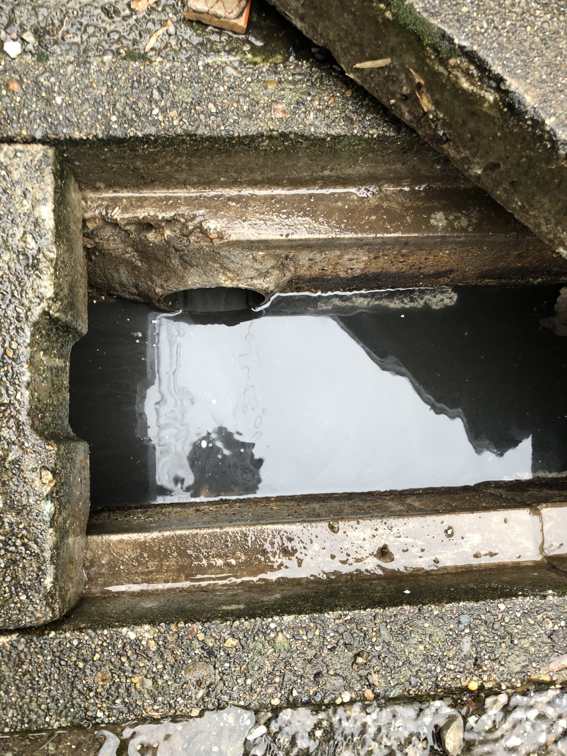 排水管高圧洗浄後のU字溝