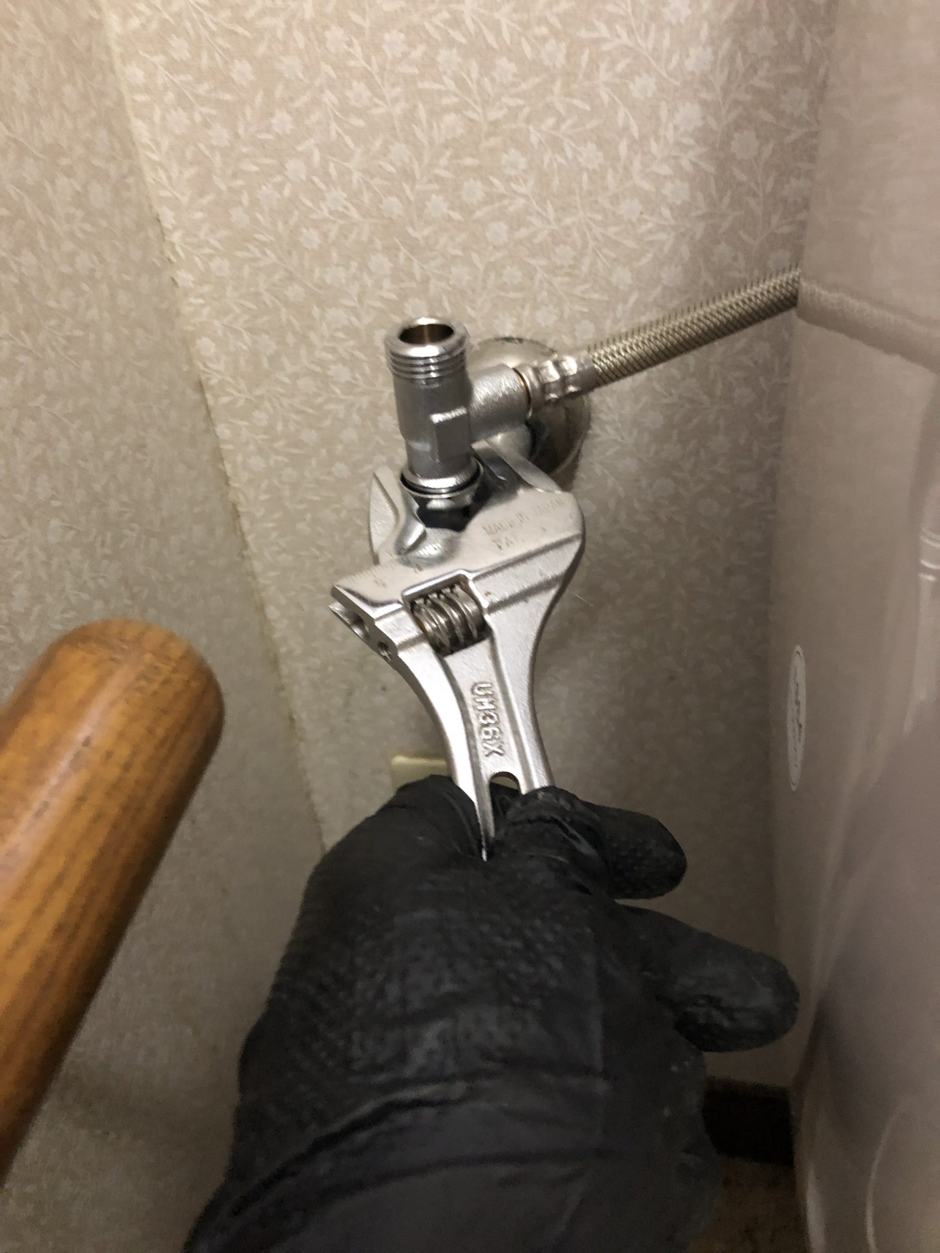 新しいウォシュレットの分岐金具を取り付け