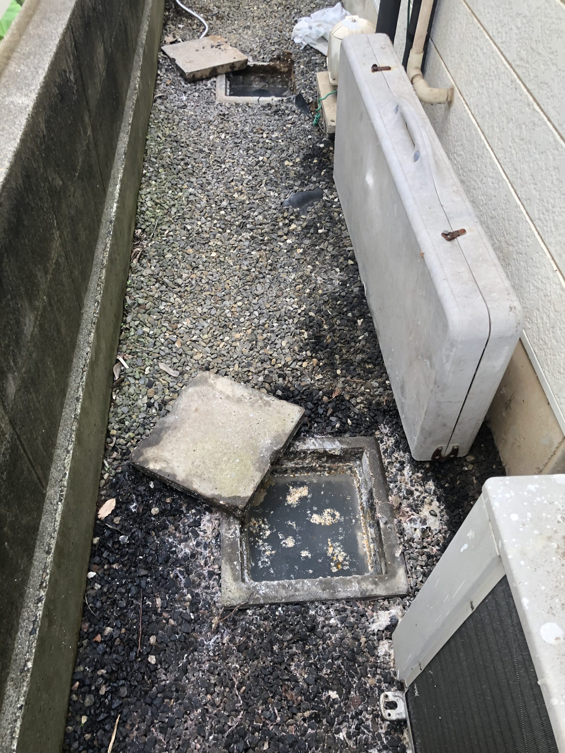 詰まって溢れ出しそうな排水桝