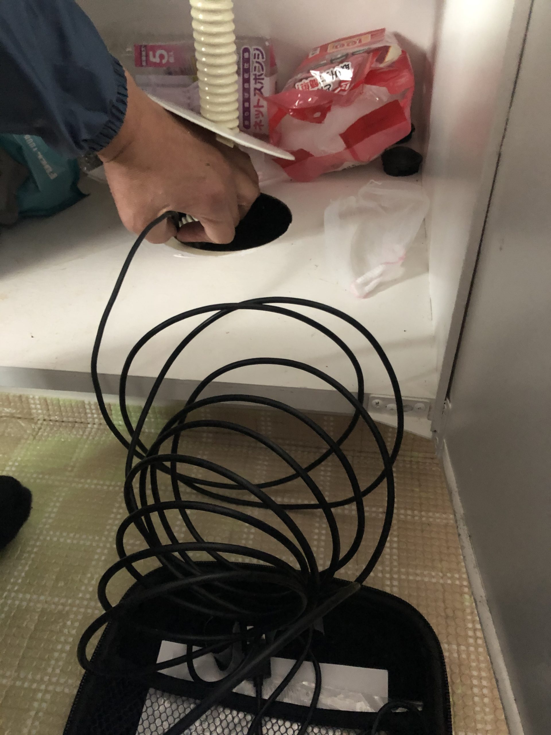 ファイバースコープを床下に挿入しているところ