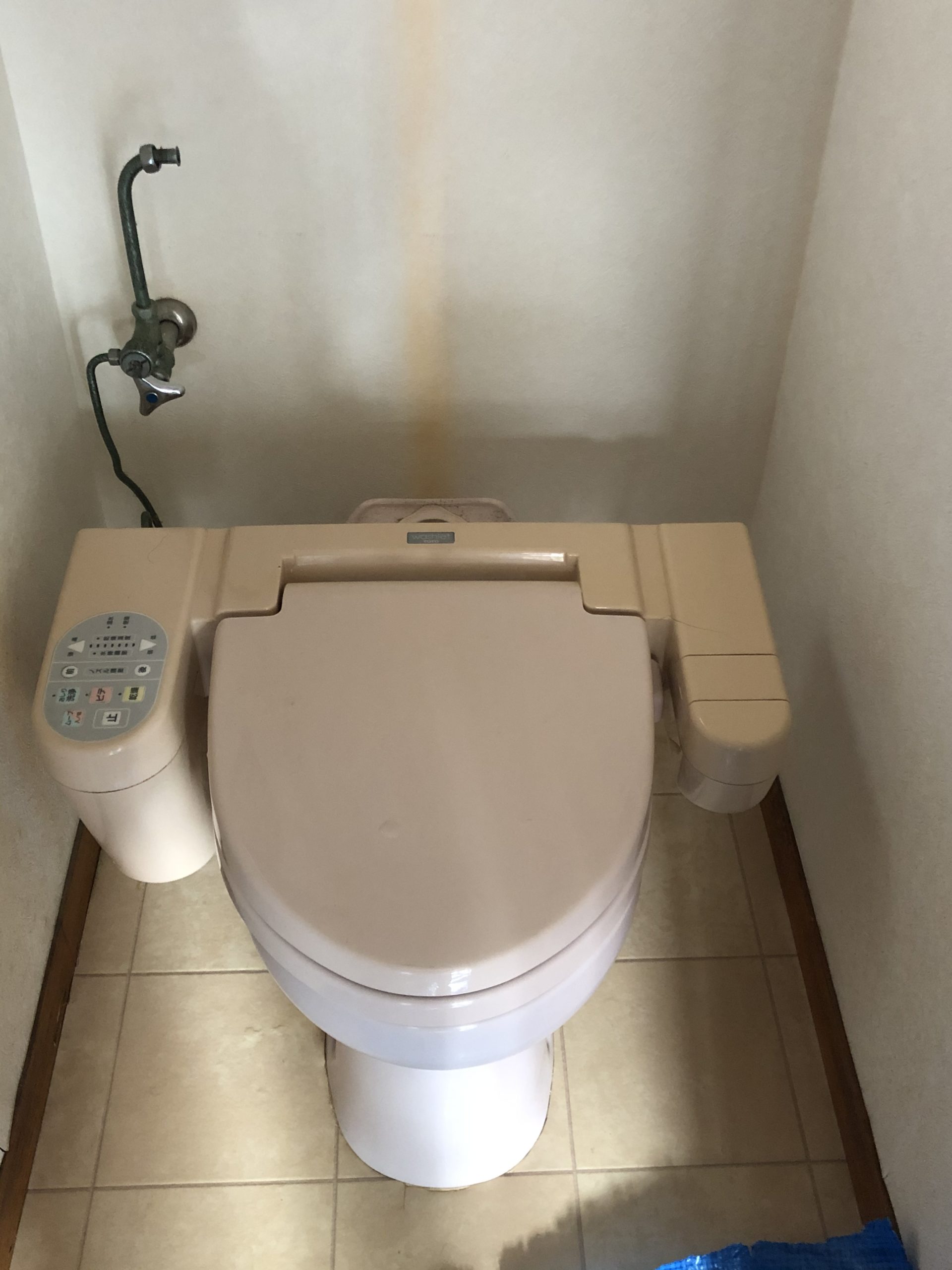 古いトイレのタンクを取り外したところ