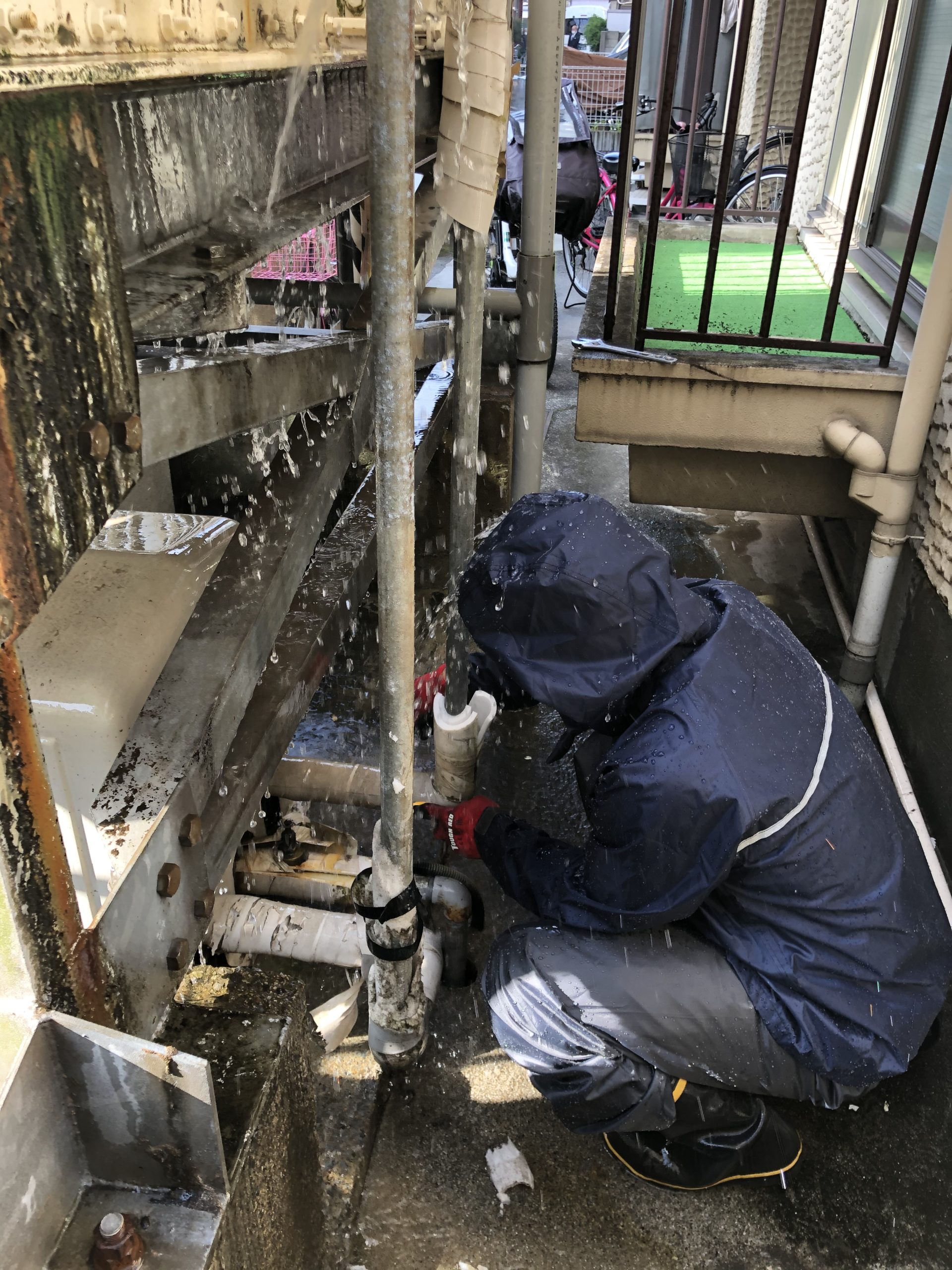 既設のポンプユニットと配管を解体中