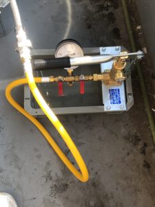 給湯管に接続したテストポンプ