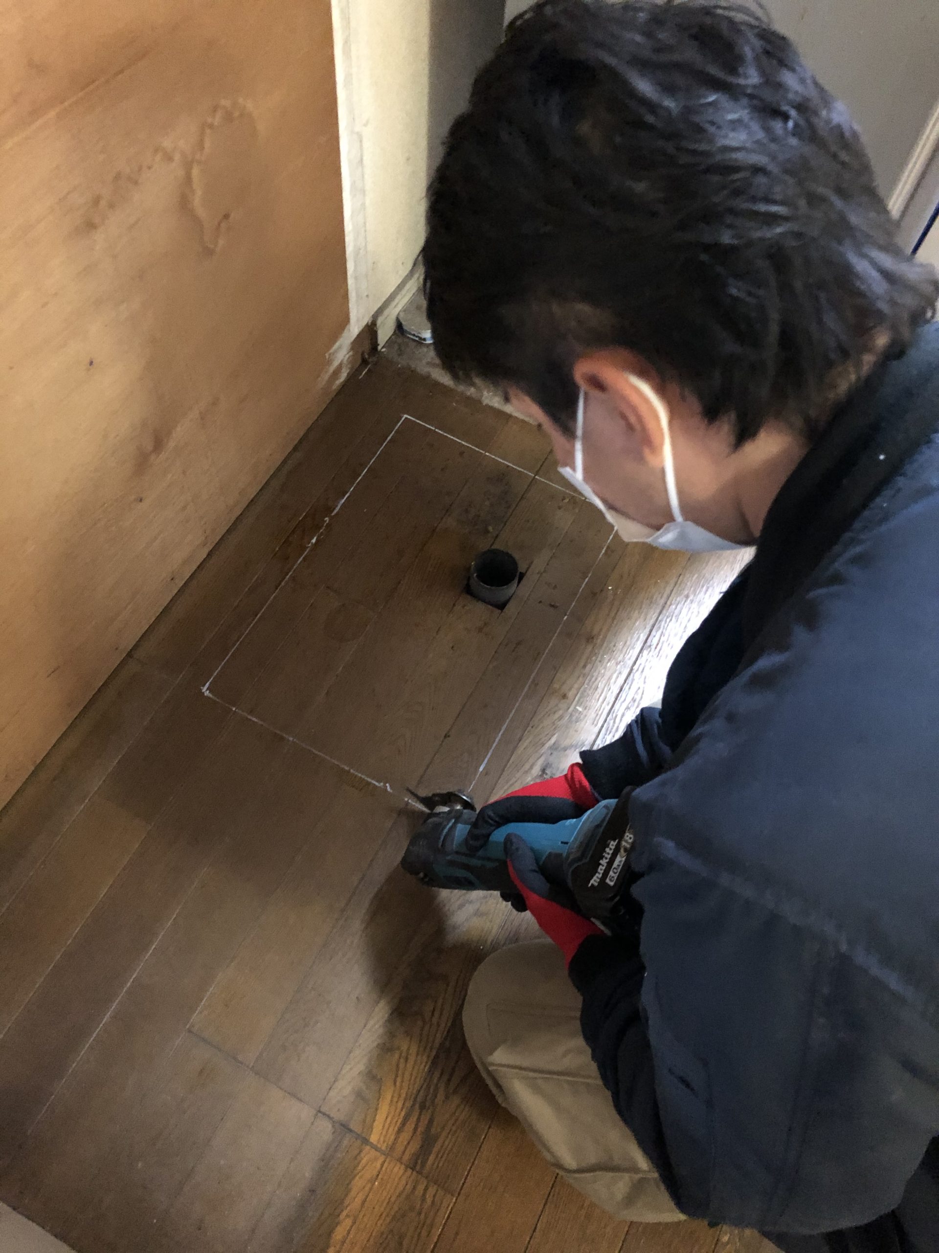 キッチン下の床を開口中