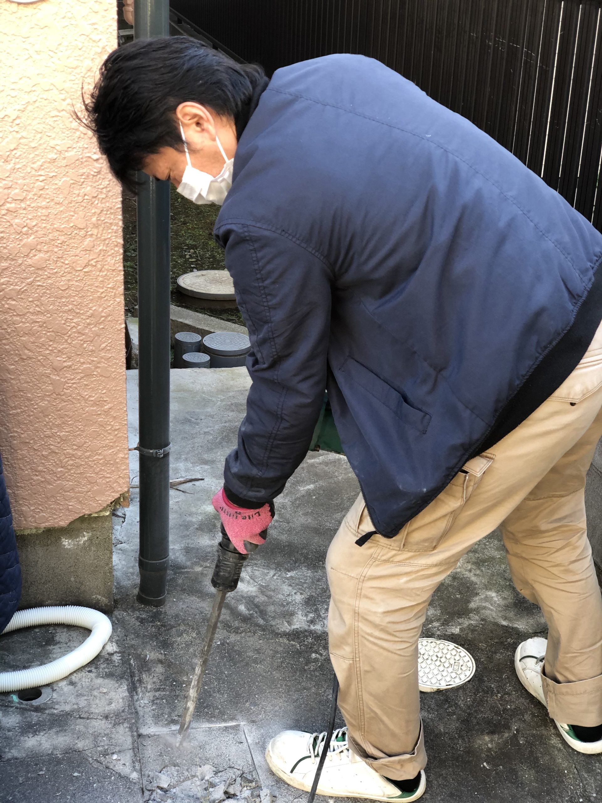 コンクリートをハツっているところ