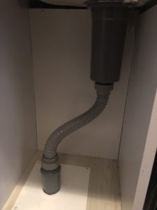 交換後のキッチン排水栓と一部排水管