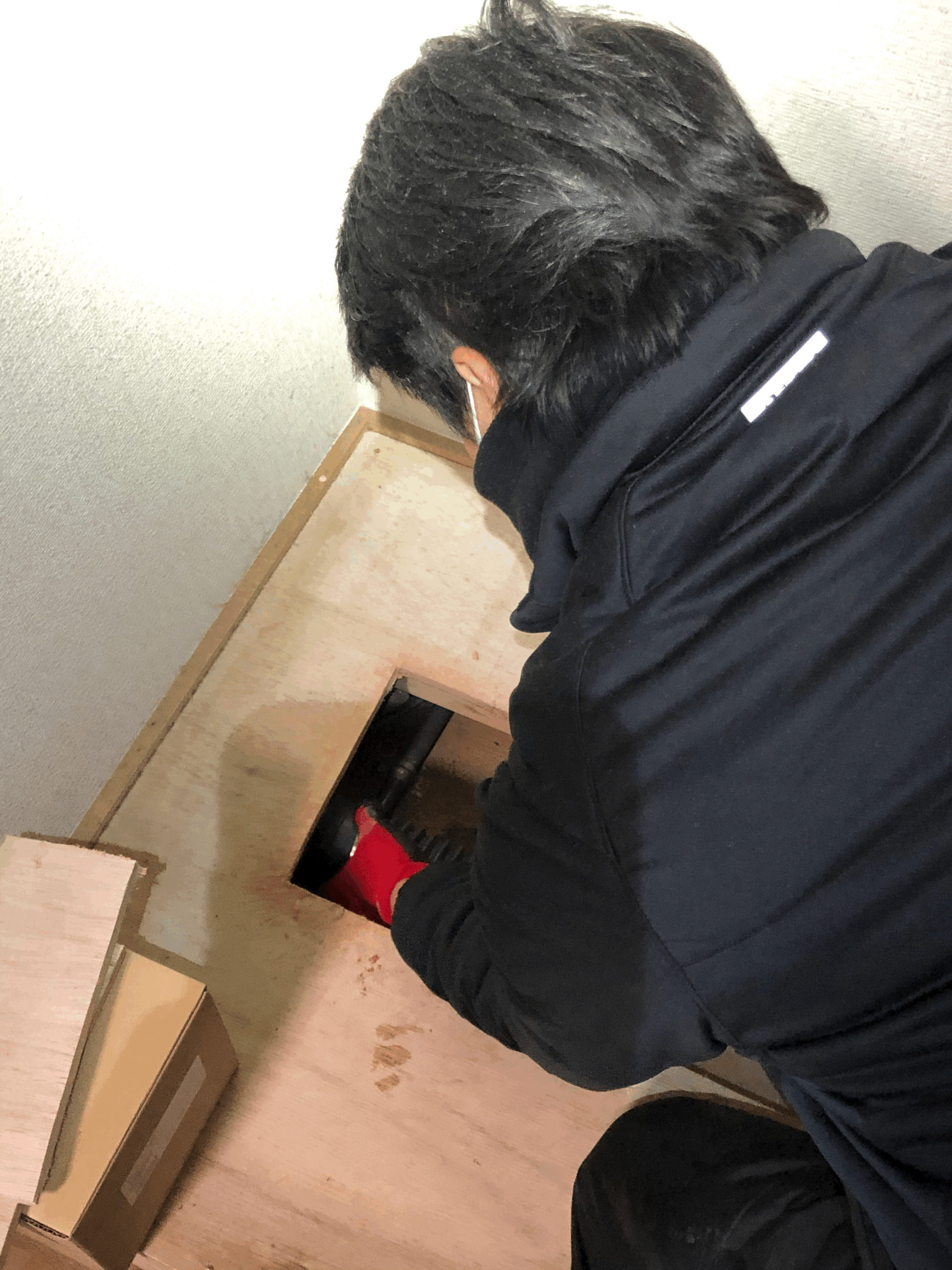 新しい排水フレキとトラップを取り付け中