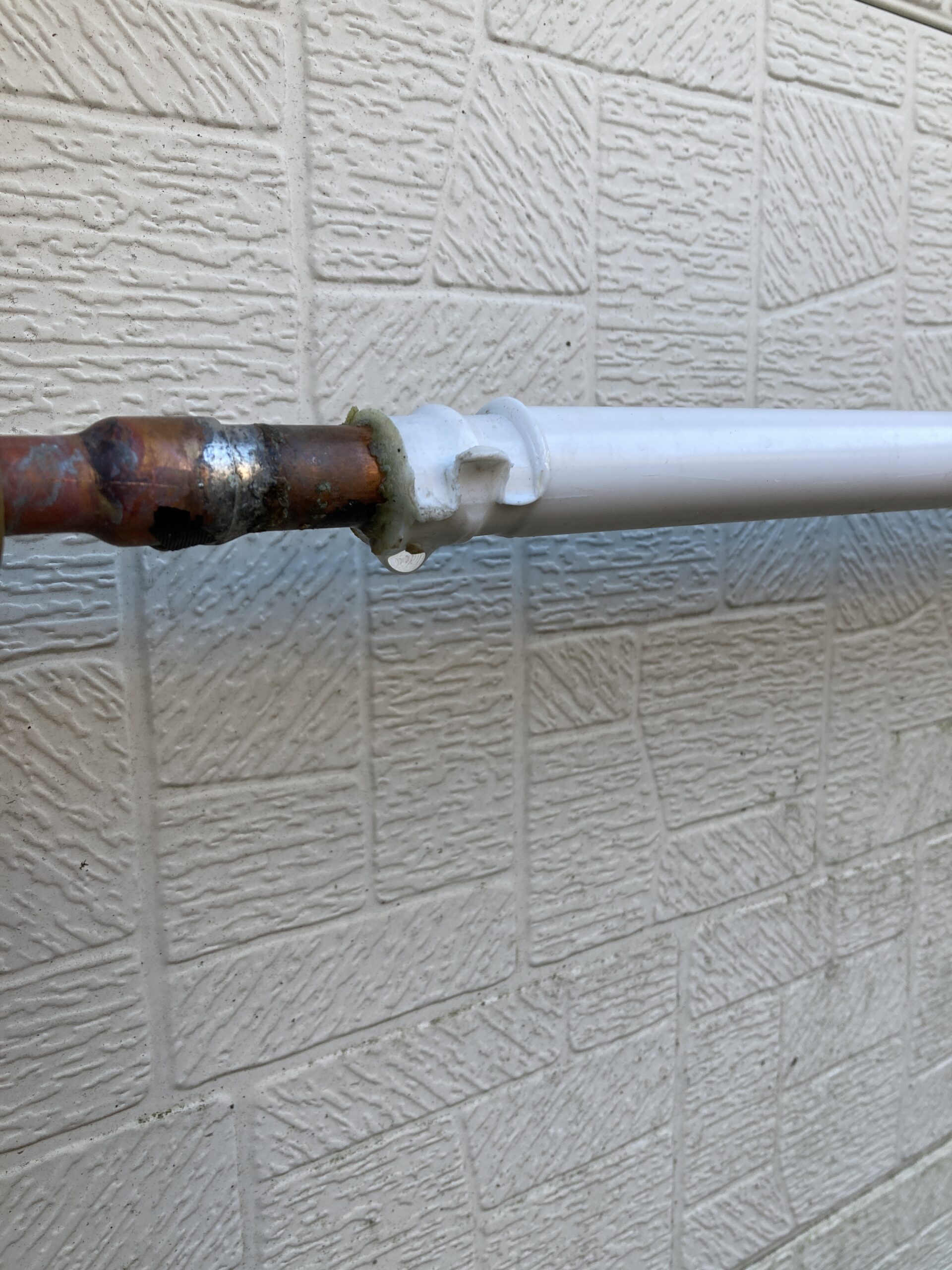 漏水している給湯銅管