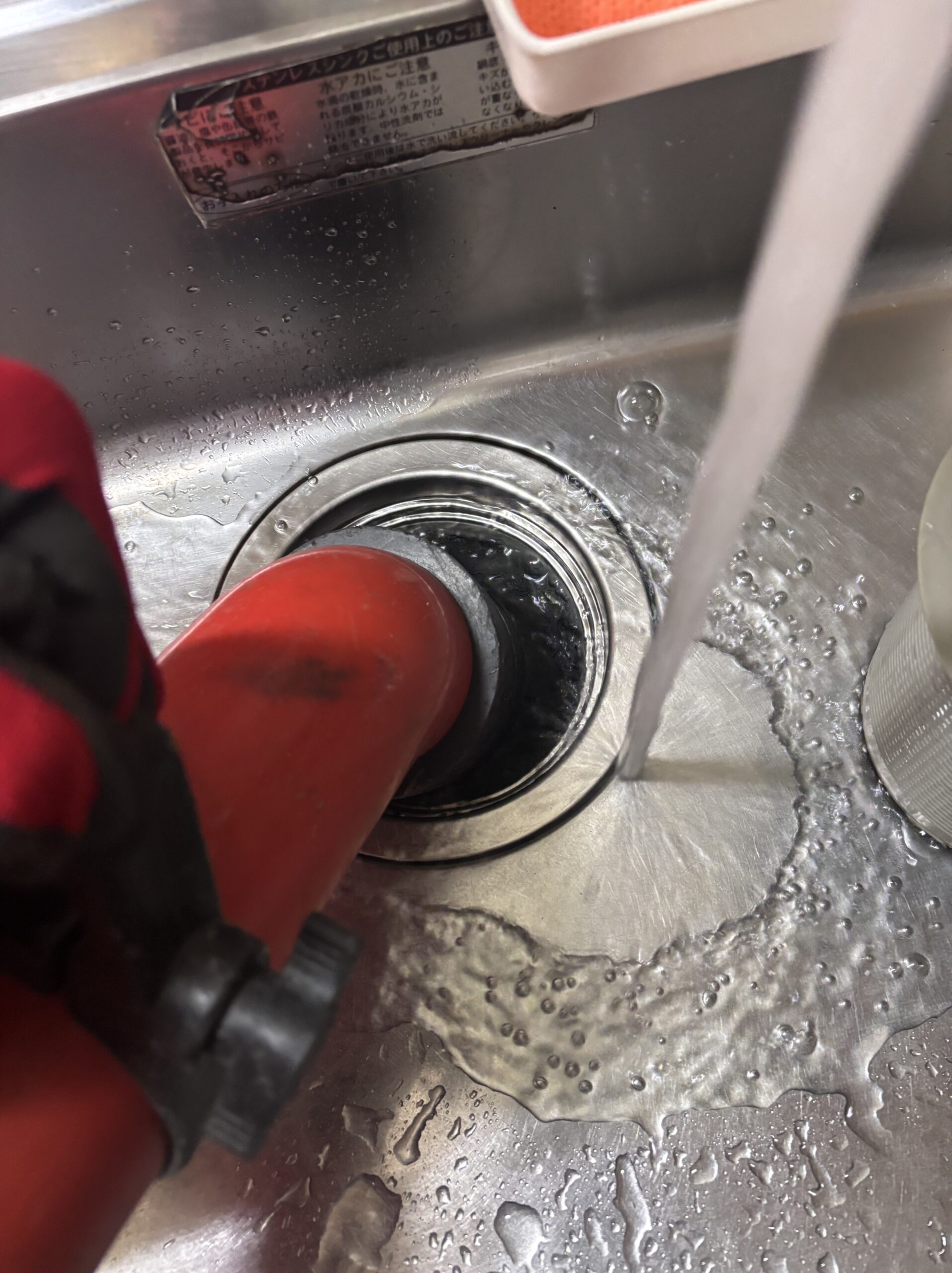 サクションポンプによるキッチン排水詰まり除去作業