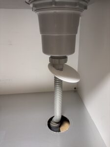 シンク下収納内の排水器具