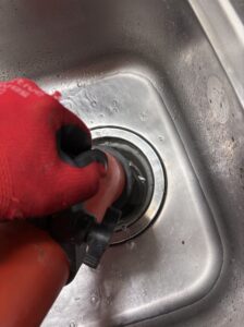 ローポンプによるキッチン詰まり修理作業