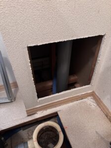 漏水調査のため、洗濯パンの脱着と壁を一部開口
