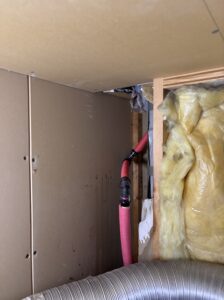下階浴室天井点検口内配管後