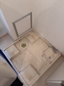 配管後、洗濯パンの復旧と壁開口部に点検口枠を取付